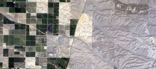 A satellite image showing the borer between desert and irrigated land near Bakersfield, California.