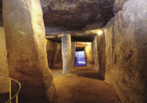 Early science and colossal stone engineering in Menga, a Neolithic dolmen (Antequera, Spain)