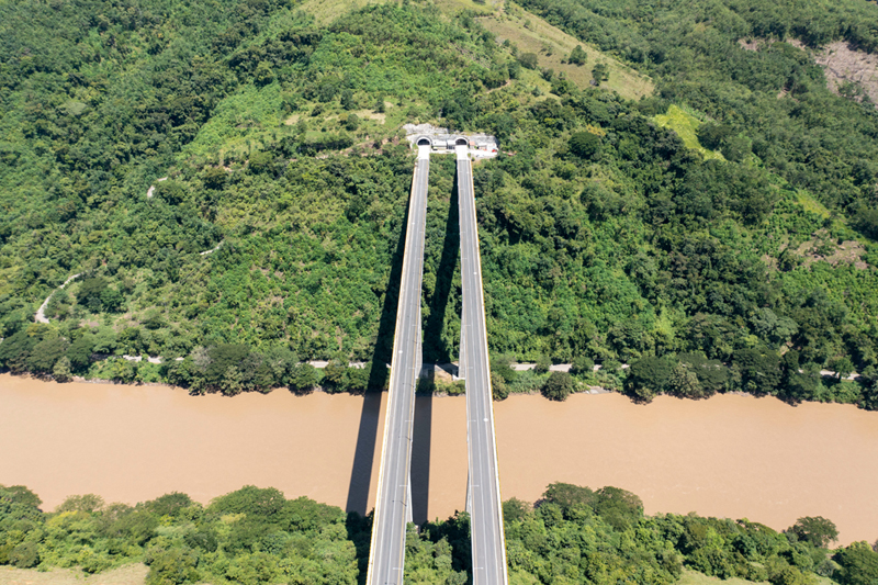 Pacific Highway bridge in Colombia
